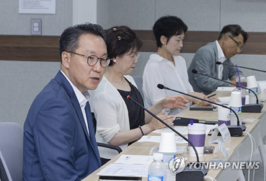 박민수 보건복지부 제2차관이 11일 서울 중구 서울시티타워에서 의약품 부족 문제, 약국 판매 일반의약품 가격 인상 문제 등의 원인과 개선방안 등을 논의하기 위해 열린 관련 기관 및 단체들과의 간담회에서 발언하고 있다. <사진: 연합뉴스>